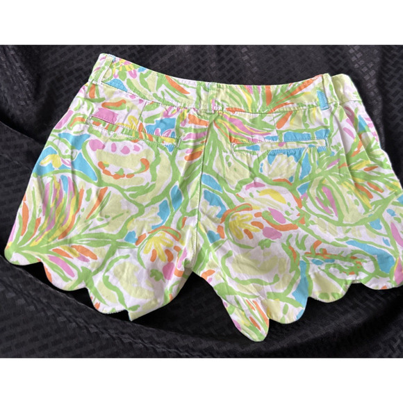 Lilly Pulitzer Buttercup Double Trouble Hawaiian Print Scalloped Hem Shorts 2 - Picture 5 of 7